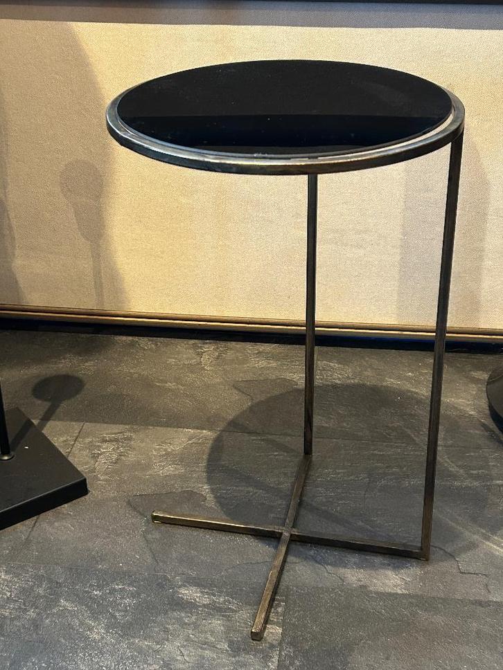PTMD Jaimy metalen zwarte glazen tafel, Huis en Inrichting, Tafels | Bijzettafels, Zo goed als nieuw, Rond, 45 tot 60 cm, Minder dan 55 cm