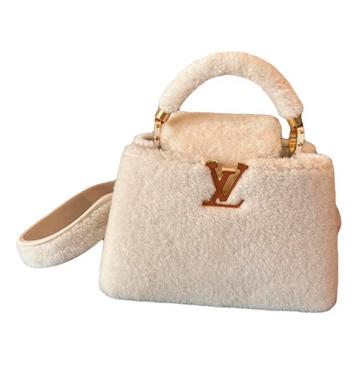 Louis Vuitton Capucines MM Shearling Wit  – Met Bon beschikbaar voor biedingen