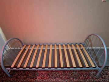 Eenpersoonsbed 90x200 beschikbaar voor biedingen