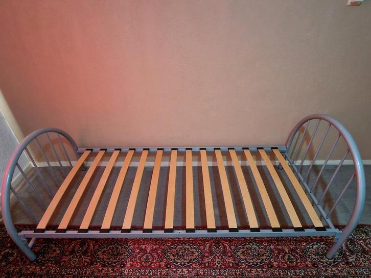 Eenpersoonsbed 90x200, Huis en Inrichting, Slaapkamer | Bedden, Zo goed als nieuw, Eenpersoons, 90 cm, 200 cm, Metaal, Grijs, Ophalen