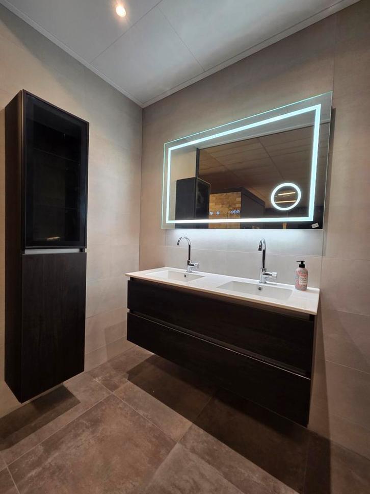 Badmeubel met hoge kast en bleutooth spiegel., Huis en Inrichting, Badkamer | Complete badkamers, Ophalen