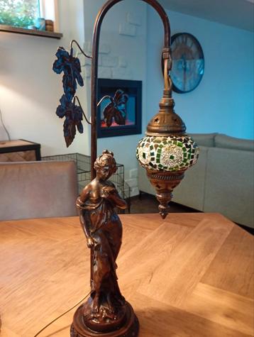 Antiek Lampje met Figuur en Mozaïek beschikbaar voor biedingen