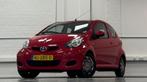 Toyota Aygo 1.0i 12V Now Airco Elek pakket Nieuwe APK Garant, Voorwielaandrijving, Stof, Gebruikt, Zwart