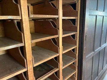 Authentieke grote antieke vakkenkast 80 ruime vakken  beschikbaar voor biedingen