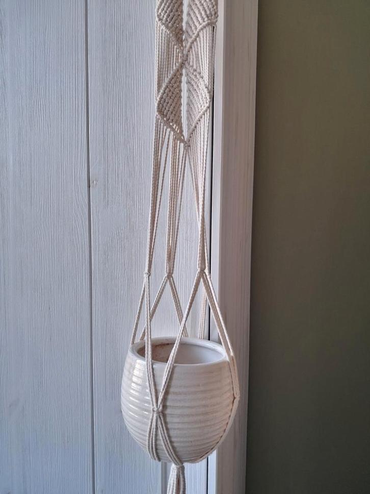 Macramé plantenhanger met pot - Creme wit, Huis en Inrichting, Woonaccessoires | Wanddecoraties, Nieuw, Ophalen