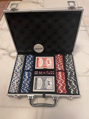 Pokerset in aluminium koffer beschikbaar voor biedingen