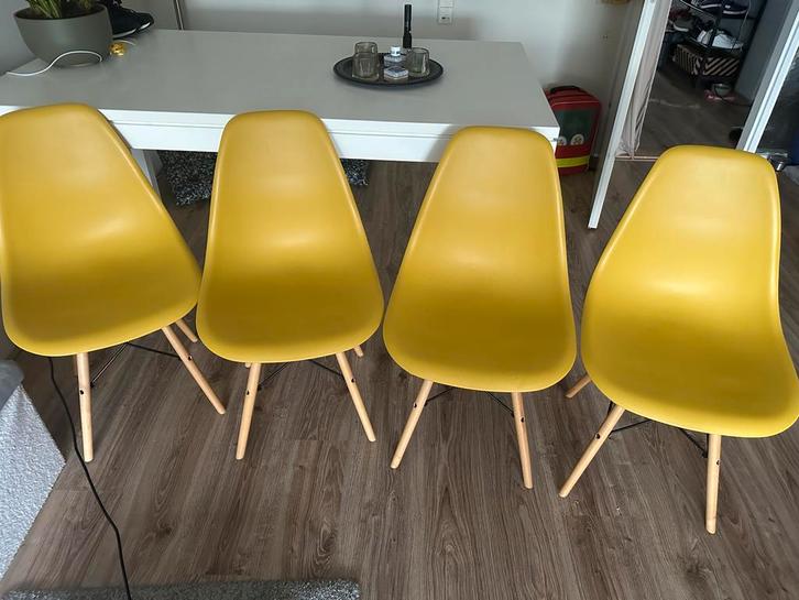 Set van 4 okergele kuip stoelen - met grijze hoezen, Huis en Inrichting, Stoelen, Zo goed als nieuw, Vier, Hout, Kunststof, Overige kleuren
