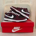 Nike Dunk Low Beetroot | EU 42,5, Kleding | Heren, Schoenen, Bruin, Nike, Nieuw, Ophalen of Verzenden