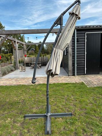 Zweefparasol met standaard beschikbaar voor biedingen