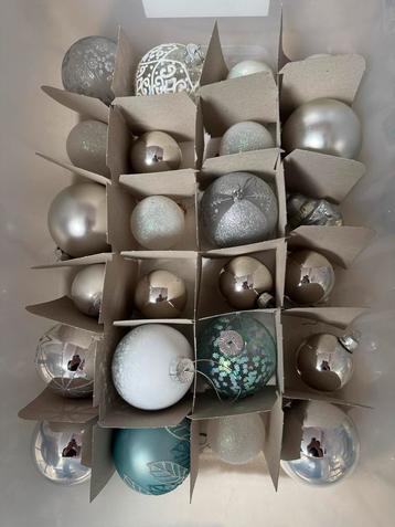 Kerstballen en slingers - blauw & zilver beschikbaar voor biedingen