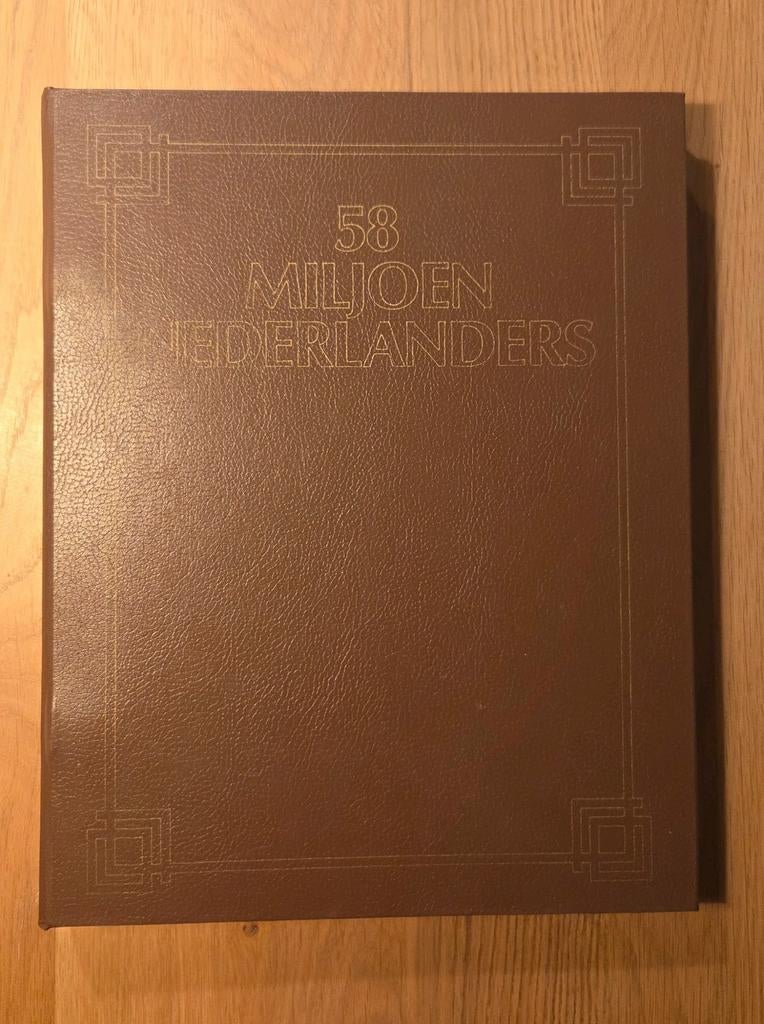 58 miljoen Nederlanders verzamelband compleet, Boeken, Diverse auteurs, Ophalen of Verzenden, 20e eeuw of later, Gelezen