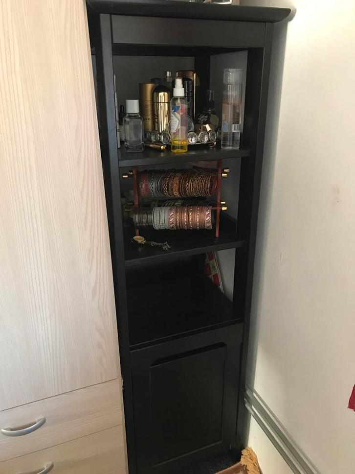 Zwarte boekenkast met deur, Huis en Inrichting, Kasten | Boekenkasten, Gebruikt, Minder dan 50 cm, 100 tot 150 cm, 25 tot 50 cm