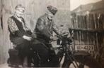 Zw/w foto Man en vrouw op motor jaren 40, Gebruikt, Foto, Voor 1940, Verzenden