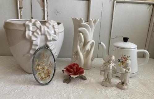 Brocante witte bloempot - vaas - theepotje - beeldjes - roos, Antiek en Kunst, Curiosa en Brocante, Ophalen of Verzenden