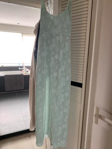 Mooie lichtgroene jurk voor bruiloft beschikbaar voor biedingen