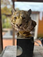 Tijgerbeeld op sokkel, Ophalen