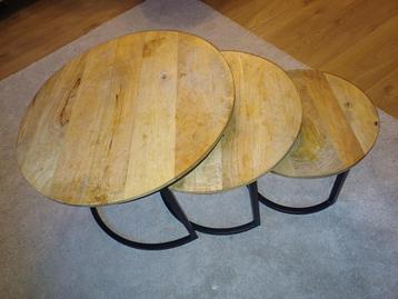 Leenbakker Salontafels VidaXL 3-deligeTafeltjesset mangohout beschikbaar voor biedingen