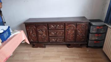 Uniek houtsnijwerk dressoir / kast met riddertaferelen beschikbaar voor biedingen