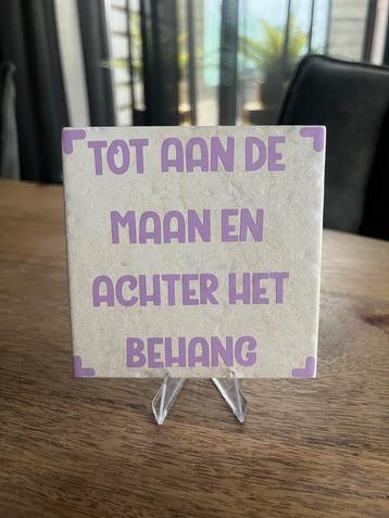 Tegel met tekst: Tot aan de maan en achter het behang beschikbaar voor biedingen