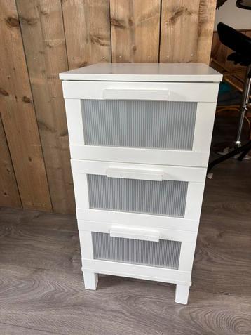 Witte Kastje met 3 Laden beschikbaar voor biedingen