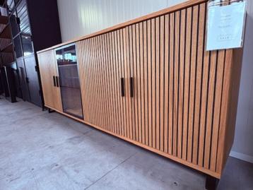 Houten dressoir,lamellen front & glasdeur - Showroom Verkoop beschikbaar voor biedingen