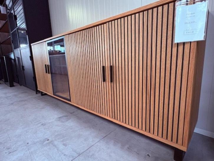 Houten dressoir,lamellen front & glasdeur - Showroom Verkoop, Huis en Inrichting, Kasten | Dressoirs, Nieuw, 200 cm of meer, 25 tot 50 cm