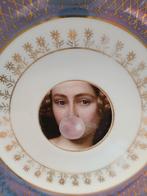 Grappig vintage bordje met Barok dame met bubble gum, Ophalen of Verzenden, Nieuw