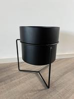 Plantenpot zwart metaal op standaard, Tuin en Terras, Bloembakken en Plantenbakken, Ophalen, Gebruikt, Rond, Binnen