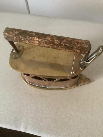 Antiek Koperen Strijkijzer beschikbaar voor biedingen