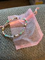 Nieuw armbandje met stenen kralen en glitters in roze zakje, Ophalen of Verzenden, Nieuw, Roze, Overige materialen