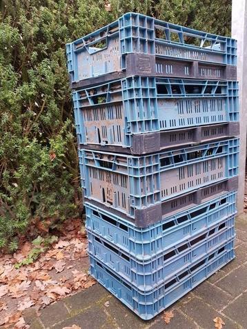 Kisten blauw op berg krat blauw plastic beschikbaar voor biedingen
