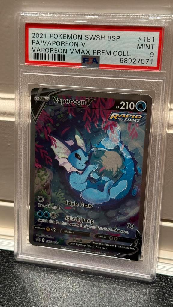 Pokémon Vaporeon V - SWSH181 Premium Collection PSA 9, Hobby en Vrije tijd, Verzamelkaartspellen | Pokémon, Nieuw, Foil, Ophalen of Verzenden