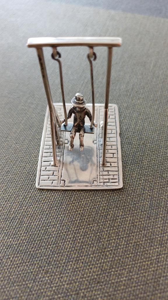 Antiek Zilveren Miniatuur - Kind op Schommel, Antiek en Kunst, Antiek | Goud en Zilver, Ophalen of Verzenden