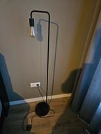 Moderne zwarte vloerlamp, 100 tot 150 cm, Ophalen of Verzenden, Zo goed als nieuw, Metaal