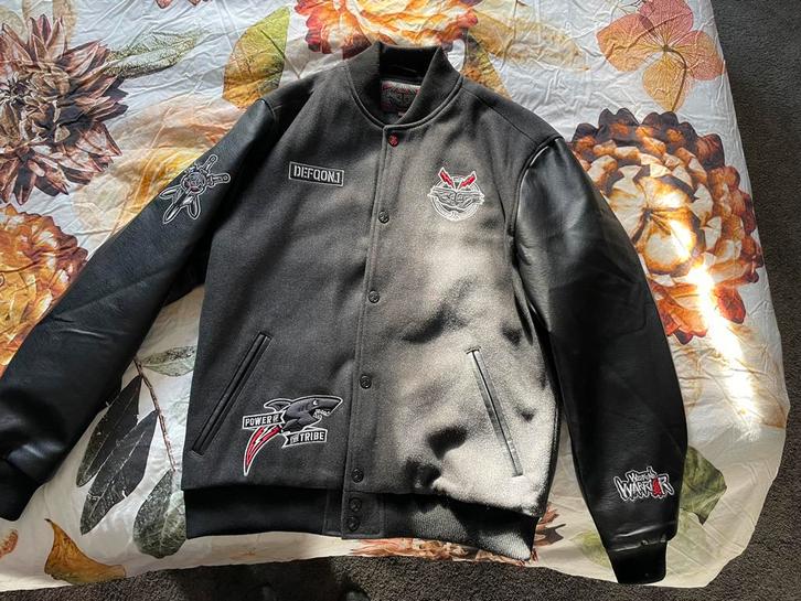 TK: Defqon 1 power of the tribe jas maat M, Kleding | Heren, Jassen | Winter, Nieuw, Maat 48/50 (M), Grijs, Ophalen of Verzenden