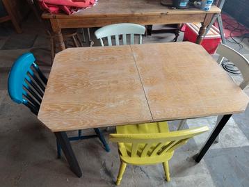 * set; eettafel + 4 stoelen in leuke kleuren €50 beschikbaar voor biedingen