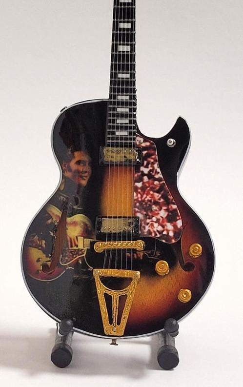 Elvis Presley foto bruin miniatuur gitaar van hout mini 25cm, Verzamelen, Muziek, Artiesten en Beroemdheden, Nieuw, Foto of Kaart
