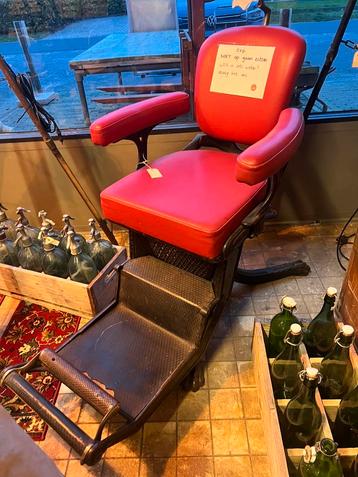 Antieke oude kapperstoel barbershop barber stoel kapsalon beschikbaar voor biedingen