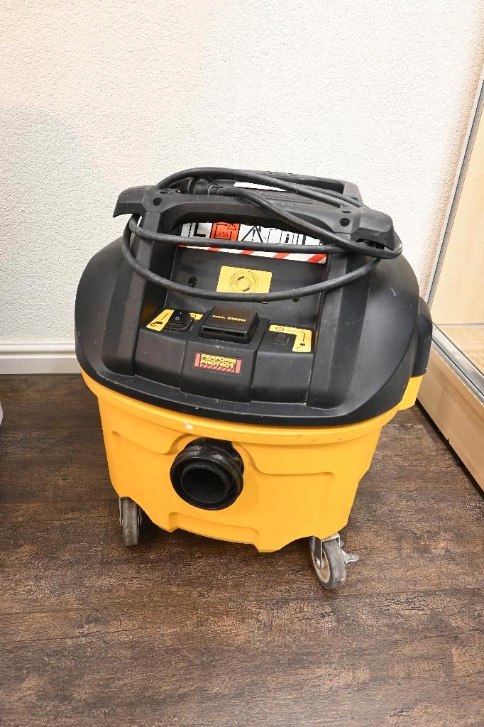 Dewalt DW901L Stofzuiger, Witgoed en Apparatuur, Stofzuigers, Gebruikt, Stofzuiger, 2000 watt of meer, Reservoir, Ophalen of Verzenden