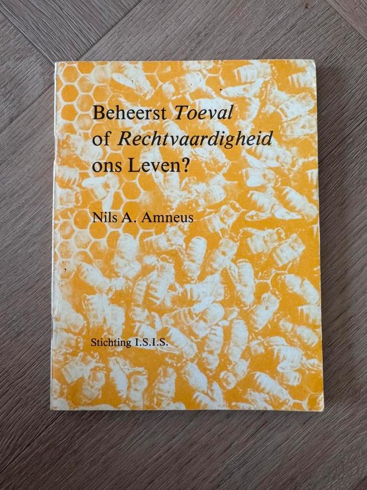 Boek | Nils A. Amneus - Beheerst toeval of rechtvaardigheid, Boeken, Wetenschap, Gelezen, Ophalen of Verzenden