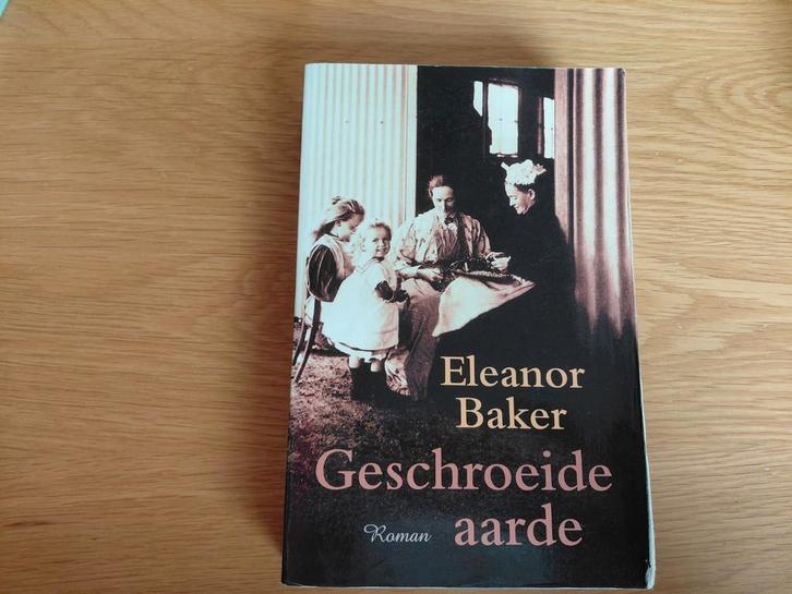 E. Baker - Geschroeide aarde, Boeken, Literatuur, Gelezen, Ophalen of Verzenden