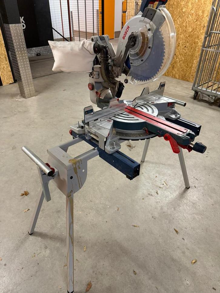 Bosch GCM 18V-305 GDC Accu Afkortzaag + Tafel + Accu's, Doe-het-zelf en Verbouw, Gereedschap | Zaagmachines, Gebruikt, Afkortzaag