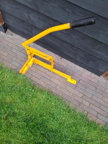 Te huur stenenknipper makkelijk handzaam model beschikbaar voor biedingen