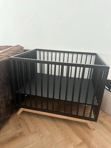 Box met matras + hoes en boxkleed beschikbaar voor biedingen