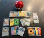 Pokeball tin met meer dan 90 kaarten (  charizard , eevee ), Hobby en Vrije tijd, Verzamelkaartspellen | Pokémon, Ophalen of Verzenden