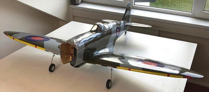 Spitfire 1.8m van Phoenix Model artikel PH151 met schade, Hobby en Vrije tijd, Modelbouw | Radiografisch | Vliegtuigen, Gebruikt