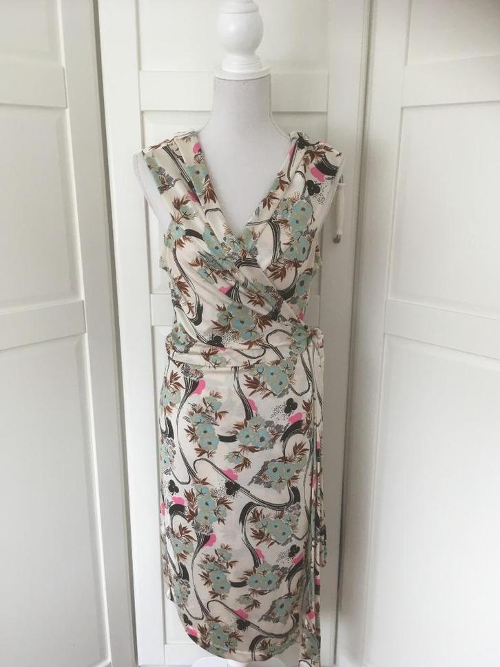 VandenVos ecru kleurige floral wikkel jurk, maat 2 = S, Kleding | Dames, Jurken, Gedragen, Maat 36 (S), Beige, Boven de knie, Ophalen of Verzenden