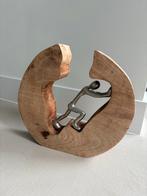 Houten Beeldje met Metalen Figuur - Handgemaakt Kunstwerkje, Ophalen of Verzenden