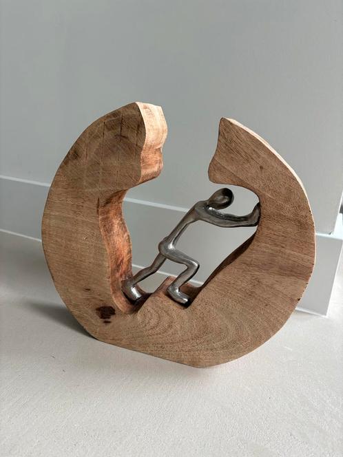 Houten Beeldje met Metalen Figuur - Handgemaakt Kunstwerkje, Antiek en Kunst, Kunst | Beelden en Houtsnijwerken, Ophalen of Verzenden