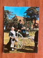 Mooi Friesland. Friese Klederdracht. Boer, boerin en sjees., Ophalen of Verzenden, 1960 tot 1980, Gelopen, Friesland
